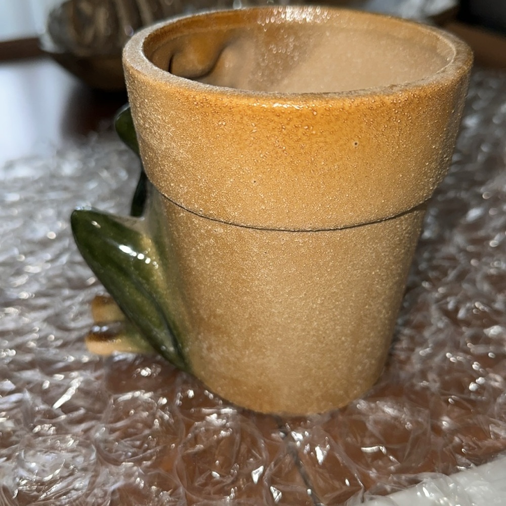 NWT Frog Planter with Green and Tan Colors - Picture 4 of 8